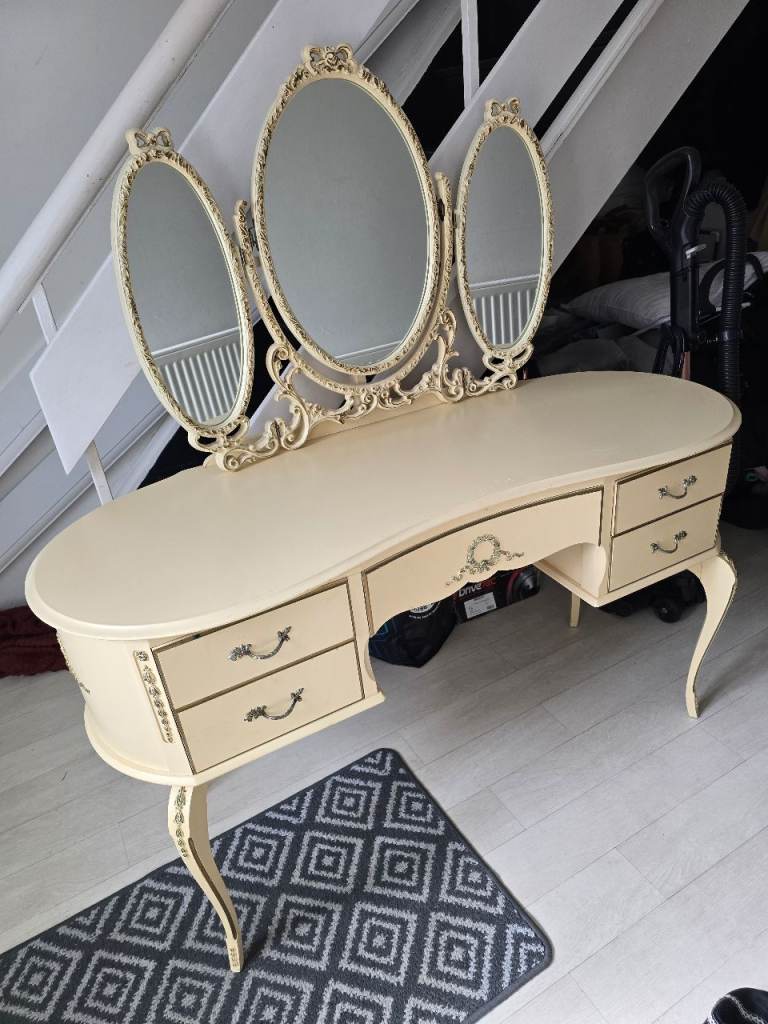 French louis dressings table