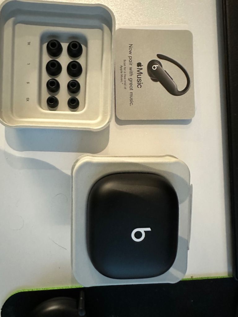 Beats - black power beats 2 ear buds - new
