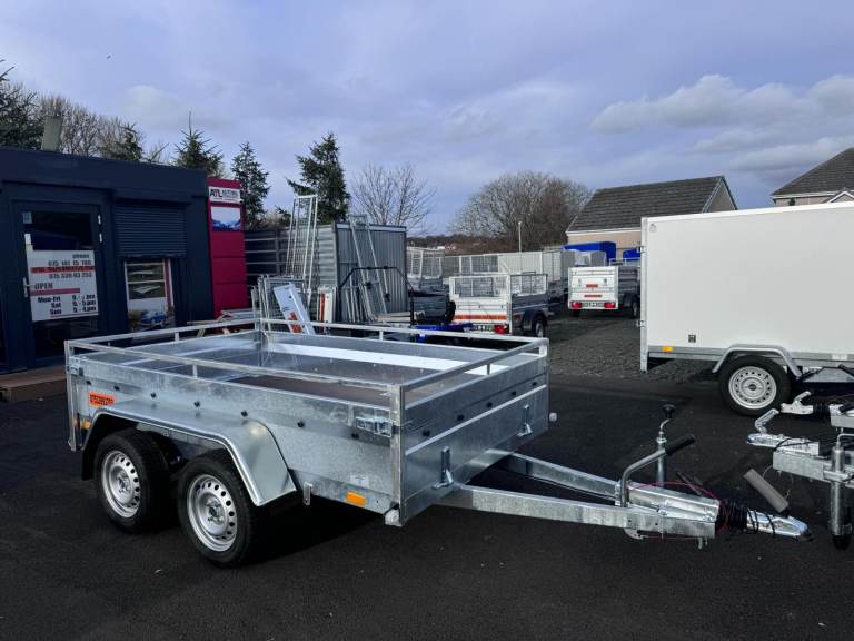 BRAND NEW 8,4FT X 5FT TWIN AXLE HEAVY DUTY FLAT TRAILER 1300KG BRAKED