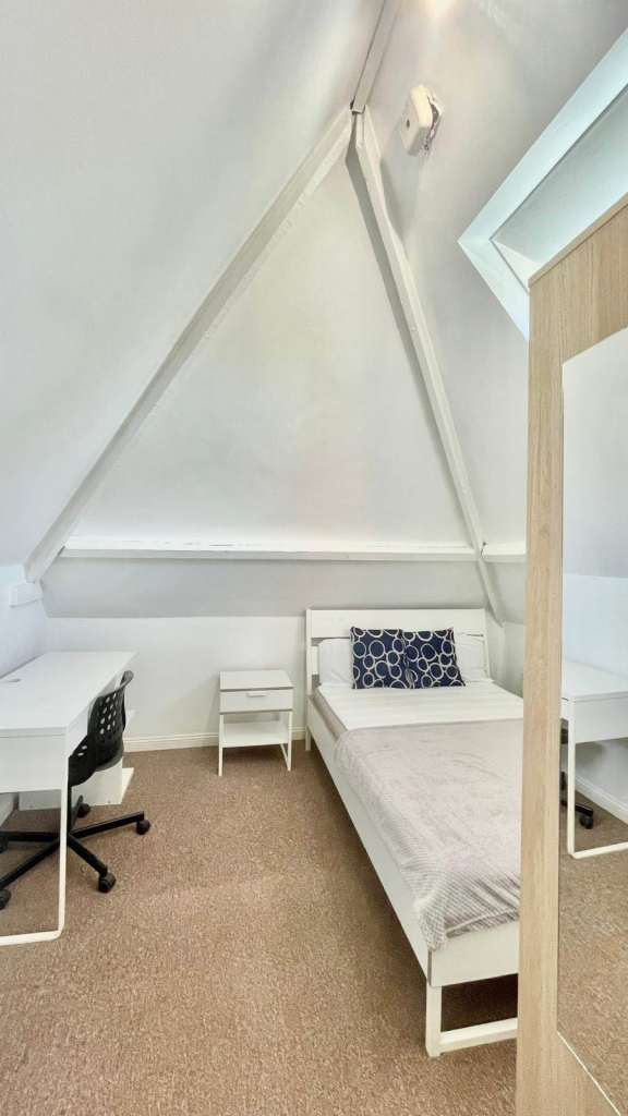 Bright spacious dbl rooms with parking
