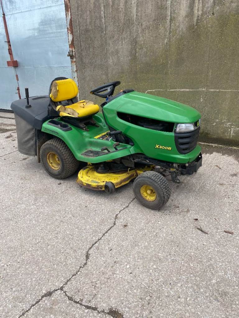 JOHN DEERE X300R RIDE ON MOWER FOR SALE.