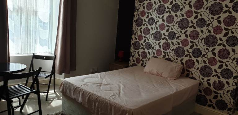 Large 1 bedroom flat to let