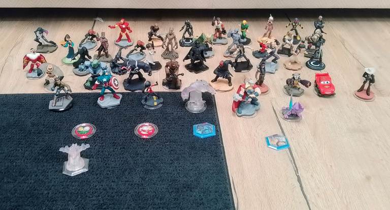 Disney infinity 3.0, Disney infinity Base, 40+ characters, 