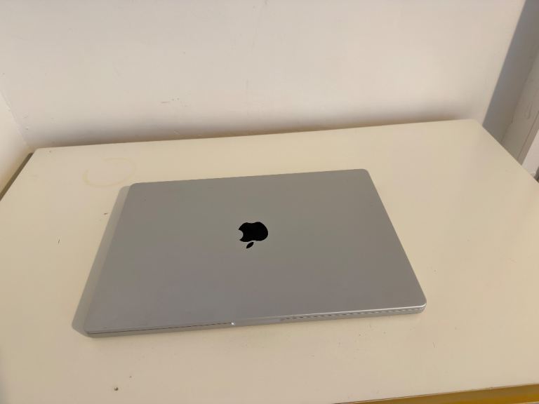 Apple MacBook Pro 16in Silver (2024) M4
Max 36GB RAM 1TB SSD