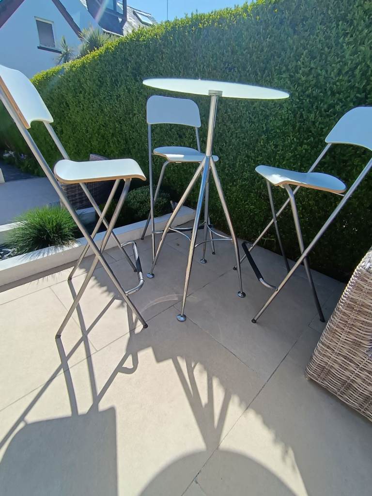 Tall Bar table and 3 stools 