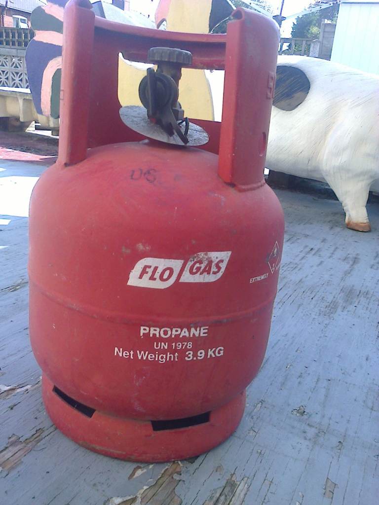 Gas bottle, FLO GAS,  full, 3.9kg propane. No exchange bottle needed.
