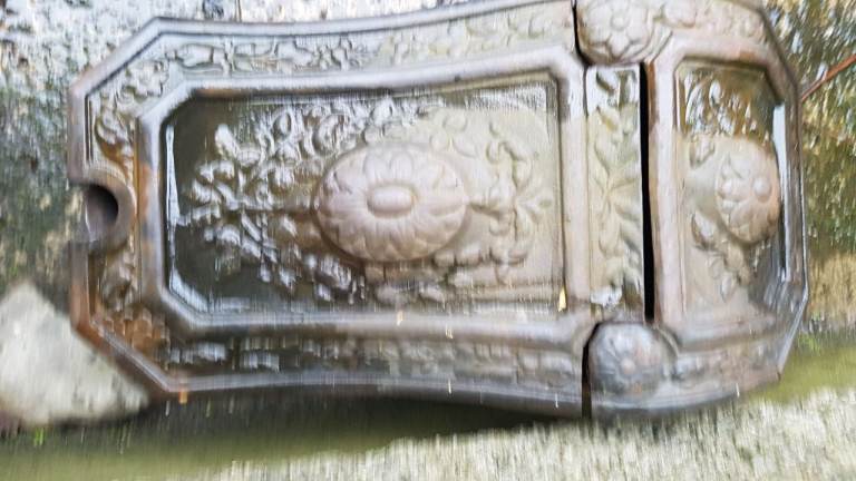 Cast iron coal shuttle