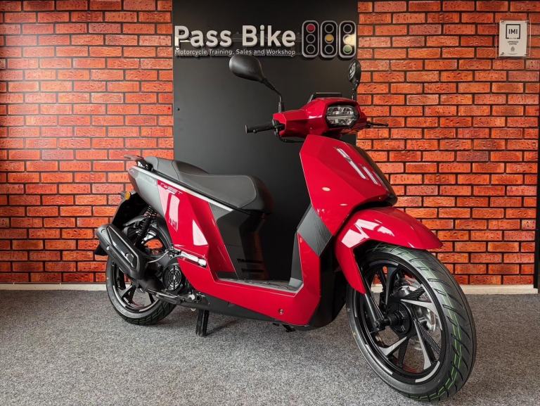 Peugeot Tweet 125 Automatic Twist and Go Scooter PCX125 NMAX