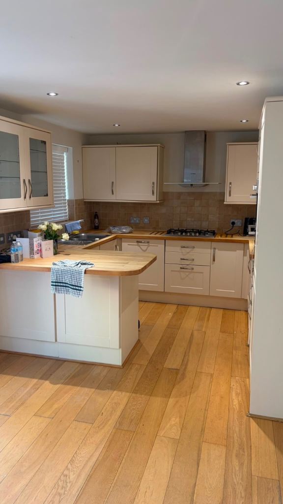 **Complete Kitchen with Solid Wood Worktops & Appliances