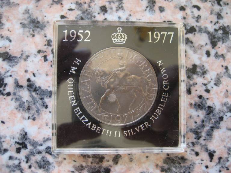VINTAGE Queen Elizabeth II Silver Jubilee Crown 1977 in Original Case - Excellent