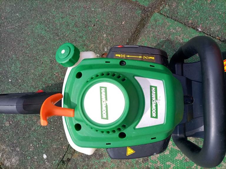Petrol hedge trimmer 