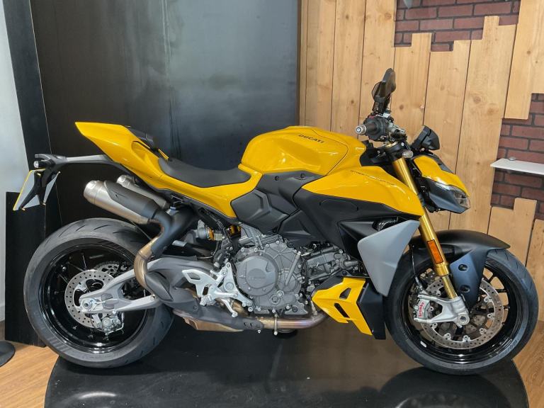 Ducati STREETFIGHTER V2 S 2026 with Ohlins! Just 857 Miles! FREE UK DELIVERY!