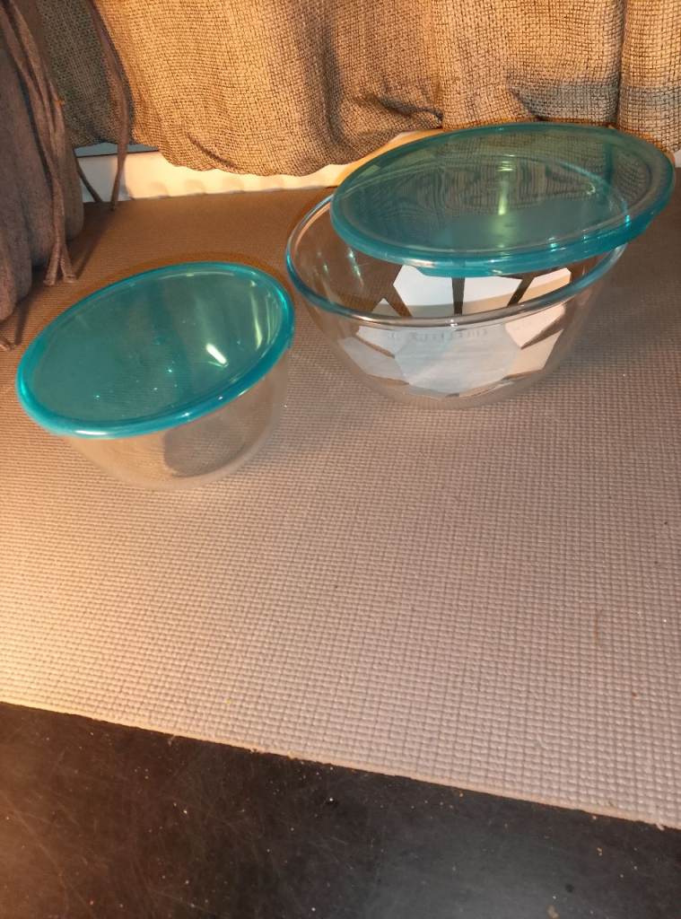 Clear pyrex Bowls with Teal Lids – Good Condition