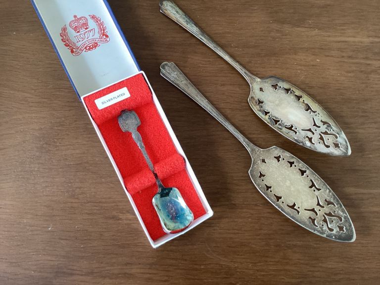 Vintage Silver Jubilee 1977 Royal Commemorative Spoon in Box & 2x 1937 cake slices 