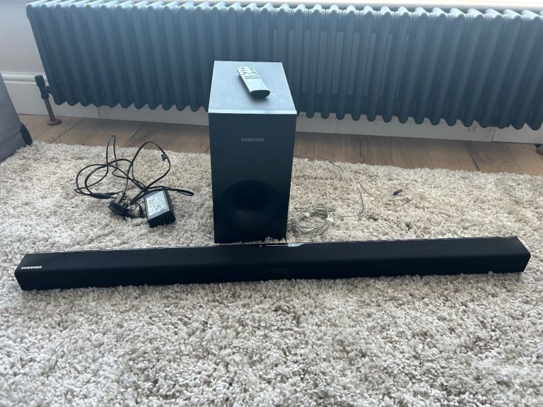 Samsung Soundbar and Subwoofer with Remote – Good Condition