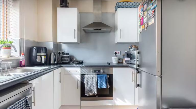Lovely Room in Quiet Home. Walnut Tree. Milton Keynes