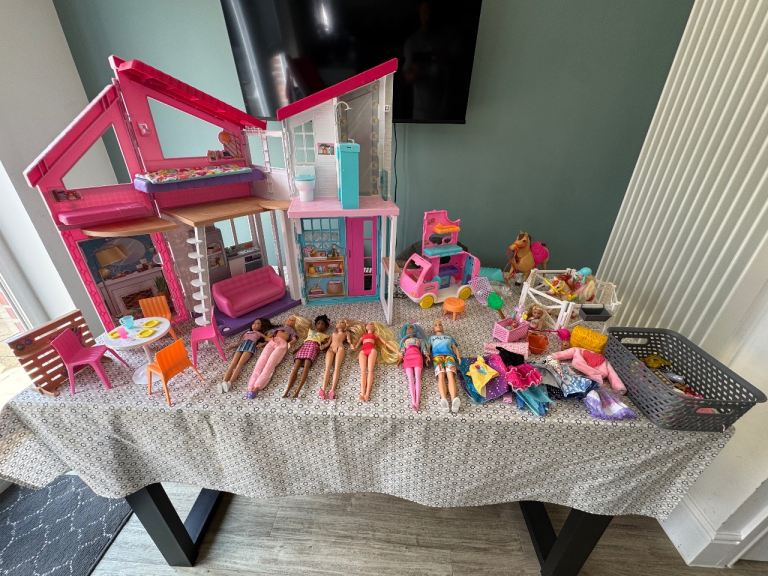 Barbie Dreamhouse Playset with Dolls and Accessories - Multicoloured