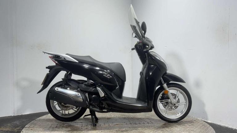 Honda SH300i SH 300 2016 32K VERY CLEAN MOT JAN 2027 300CC SCOOTER