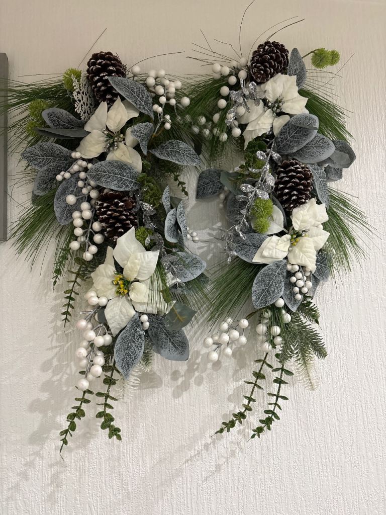 Christmas Wreath with Pine Cones and Berries – As Good As New