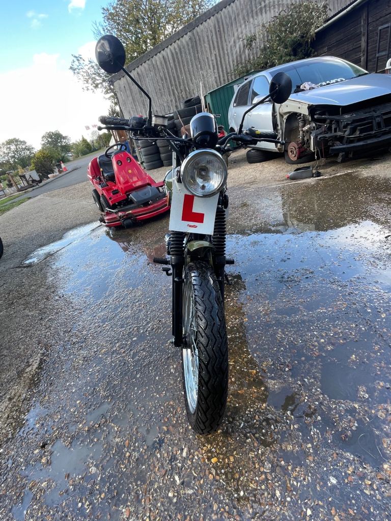 Sinnis 125cc cafe racer in green 