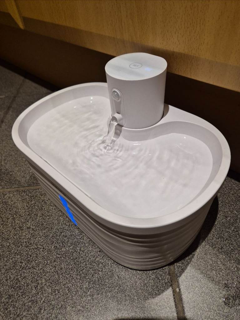 Faroro WF01 Cat Water Fountain, 2.5L Rechargable via USB-C Operated with Motion Sensor