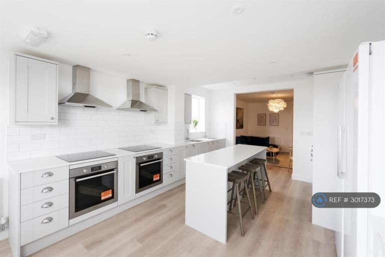 7 bedroom house in Southmead Road, Bristol, BS10 (7 bed) (#3017373)