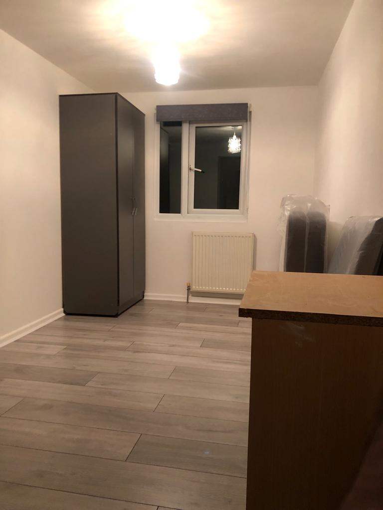 Room to Let in A nice Clean House - SS14 1QA, Basildon.