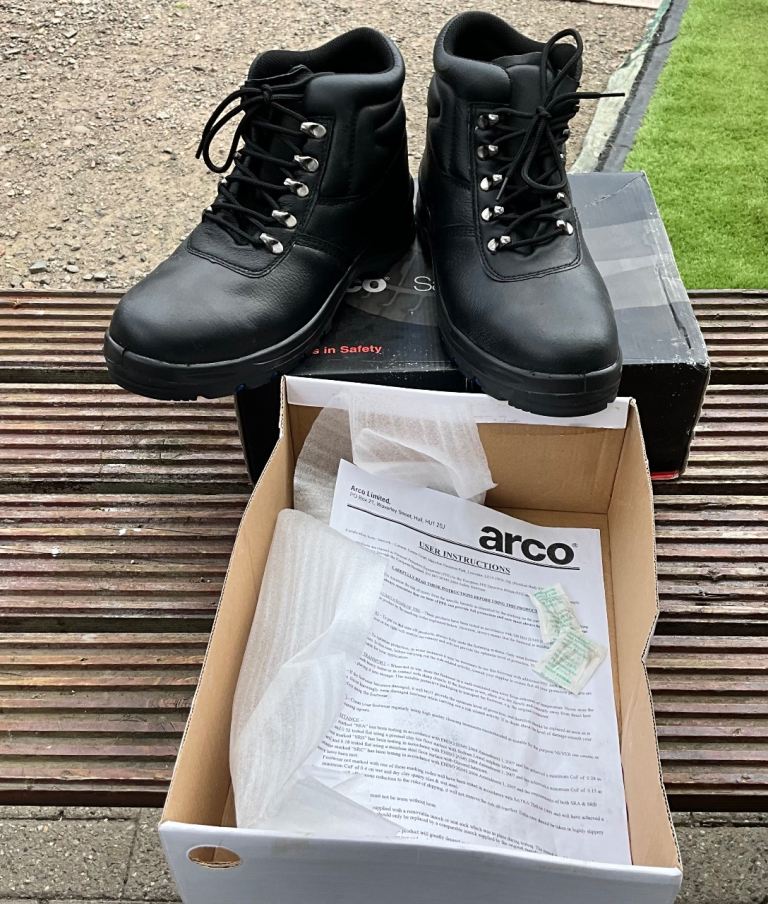 Size 9/43 ARCO safety chukka steel toe cap boots. BRAND NEW IN BOX. BARGAIN price thanks 🙏 