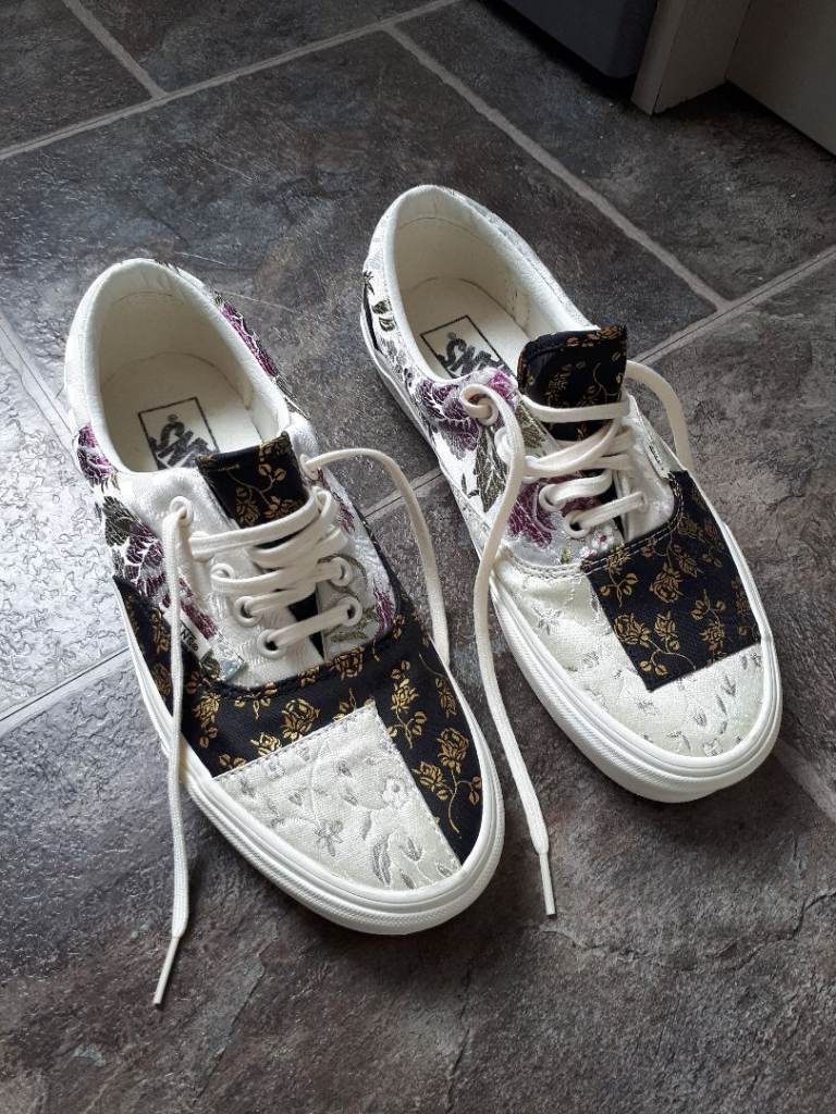 Women's VANS Floral lace ups. Size 6 Never worn.