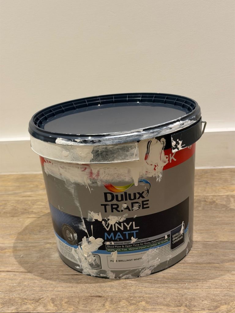 Dulux Trade Vinyl Matt Pure Brilliant White 7.5L + New Roller & Tray