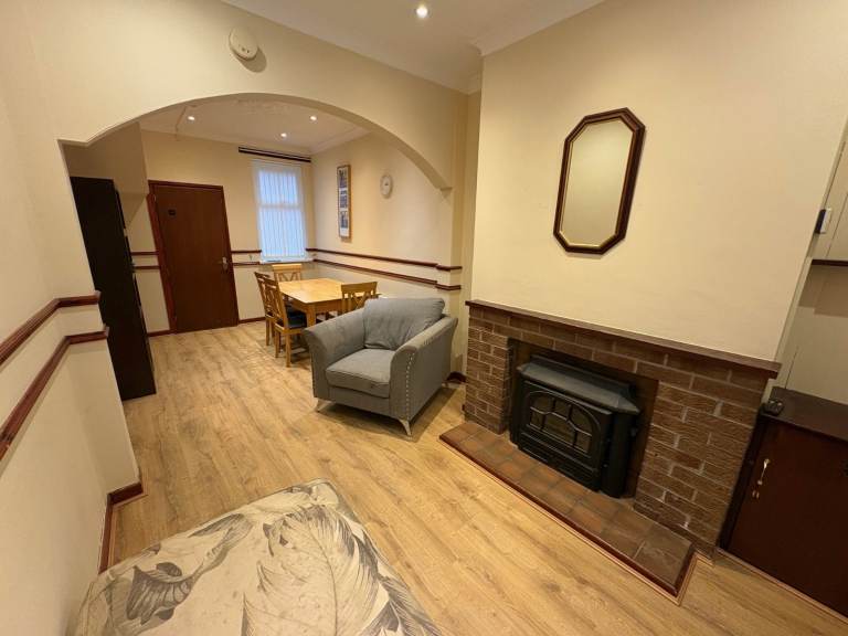 Newly Decorated Three Double Bedroom Terrace Close to City Centre and Hospitals in South Belfast