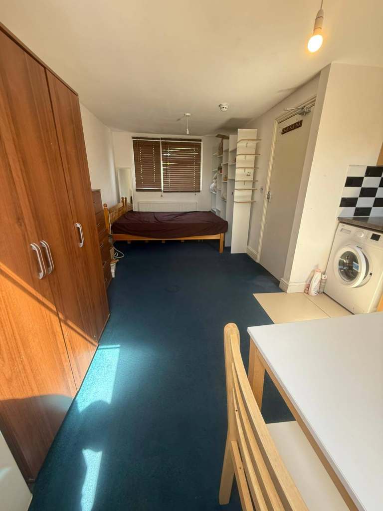 BEAUTIFUL LAREGE LOFT STUDIO AVAILABLE FOR RENT IN HOUSNLOW EAST