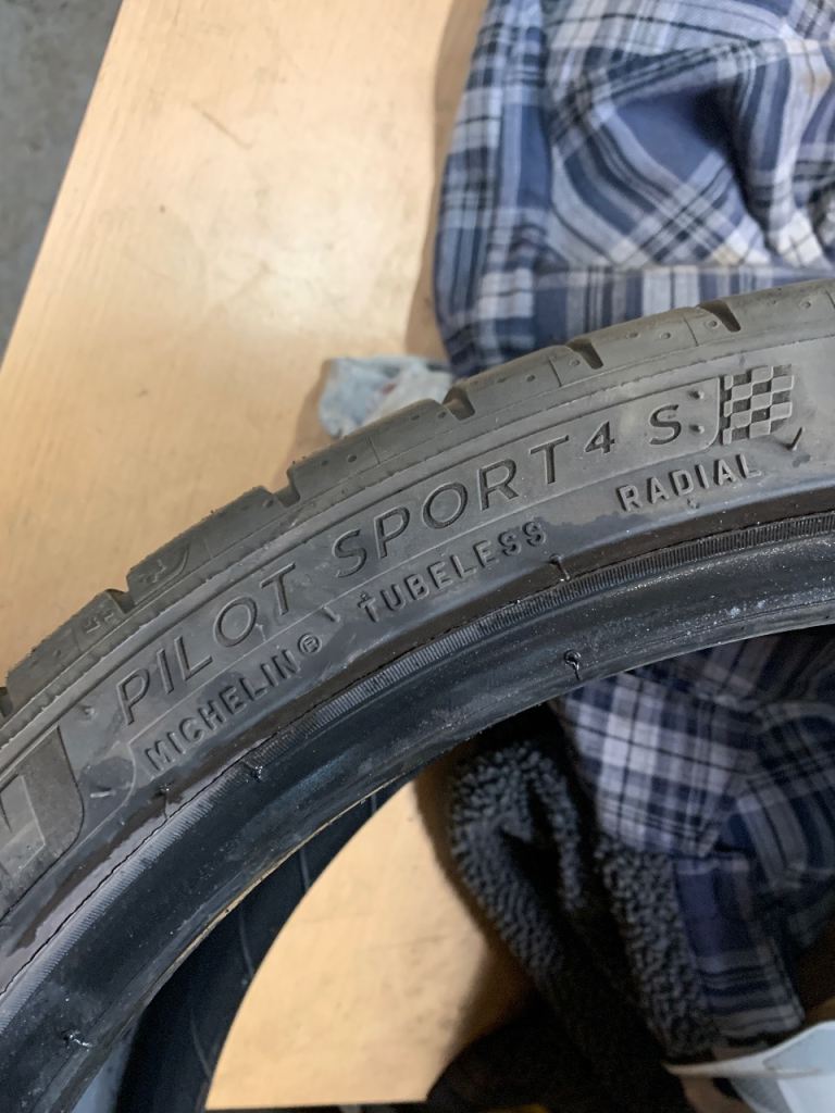 235 35 19 zr 7mm Michelin tyre 