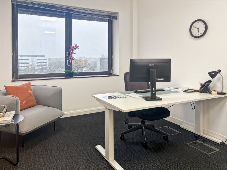 Birmingham - B90 8AG \ Fully Furnished Small Office for Rent