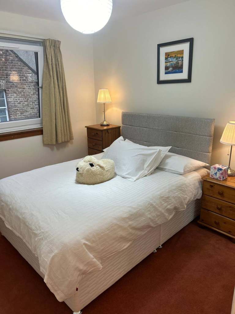 -  University.-- Tron Square . Spacious 2 bedroomed flat. Double glazed