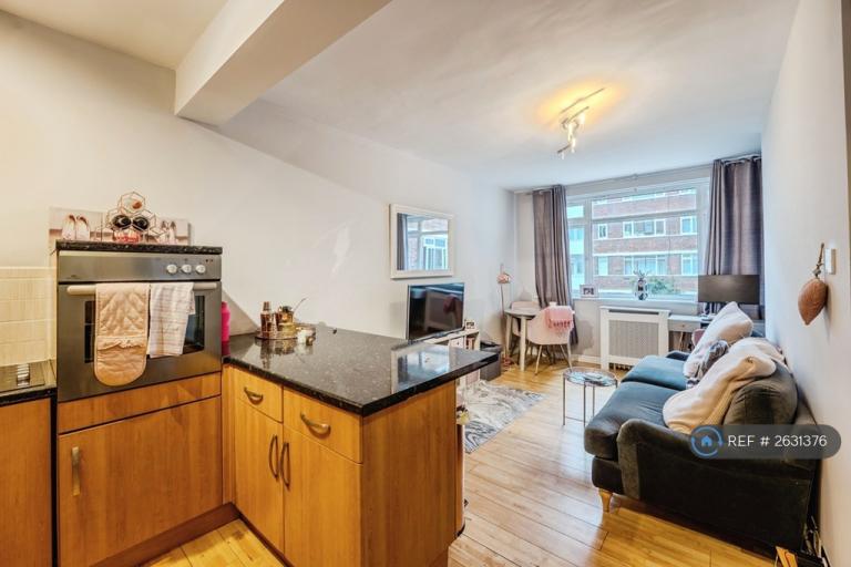 1 bedroom flat in Ormonde Court, London, SW15 (1 bed) (#2631376)
