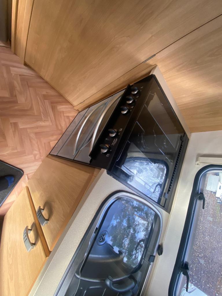 LUNAR ARIVA - 2008 - 2 BERTH - END KITCHEN - MOVER - 