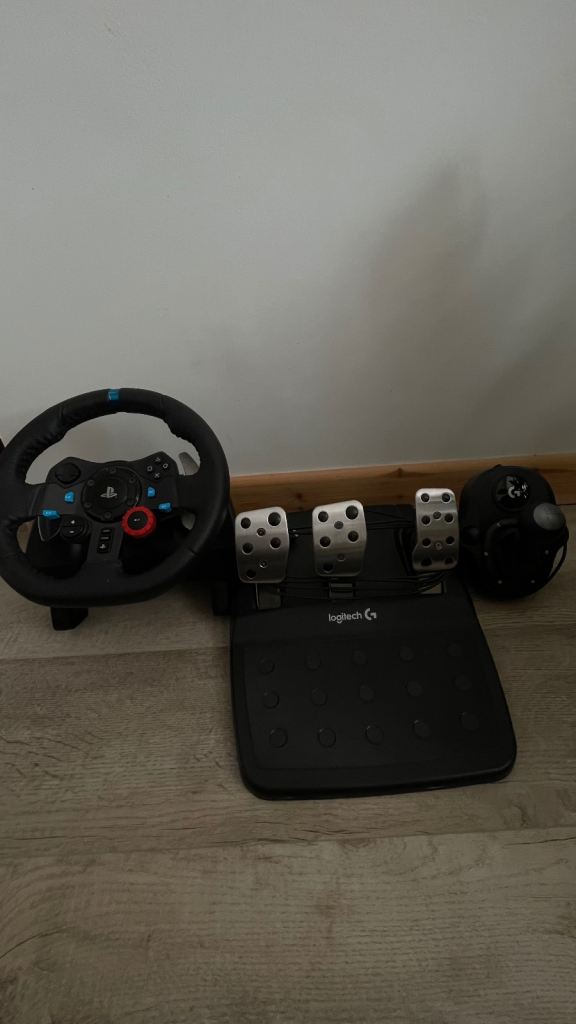 Logitech G29 Driving Force Racing Wheel & Pedals – Good Condition