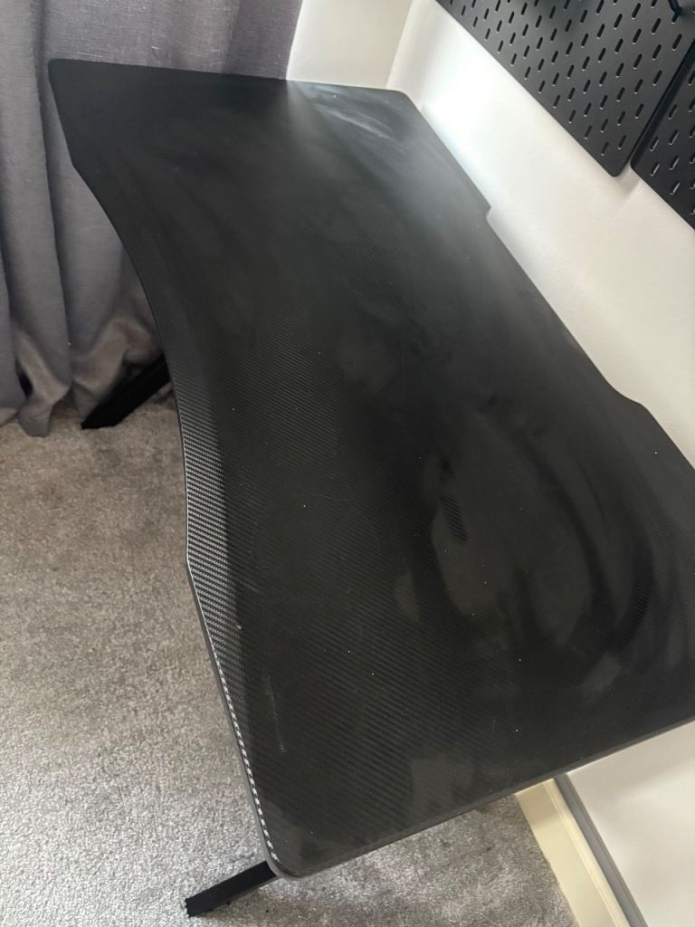 Gaming desk no screws