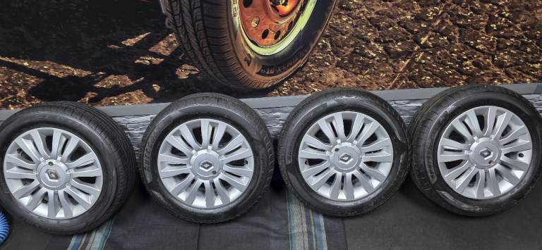 Renault Genuine 15 alloy wheels + 4 x tyres 185 60 15