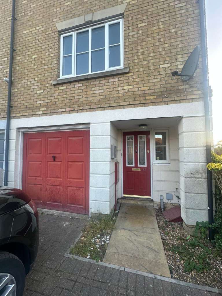 Beautiful 4 Bedroom Town House With 3 Bathrooms Ready To Move In Harold Hill, Romford (RM3 8PW)