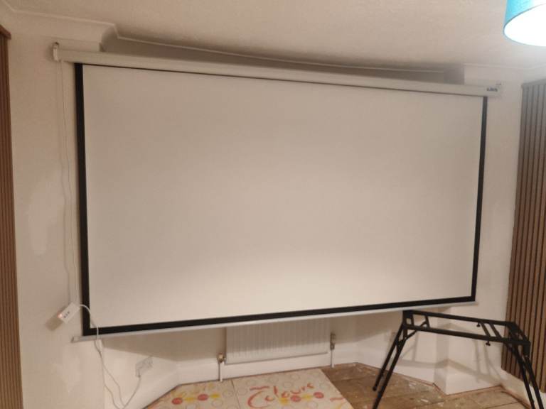 Large Projector Screen 9ft long x 5ft drop  – White, Great Condition