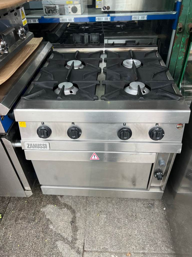 LARGE 4 BURNER GAS COOKER UNDER OVEN CATERING COMMERCIAL KITCHEN EQUIPMENT CAFE RESTAURANT