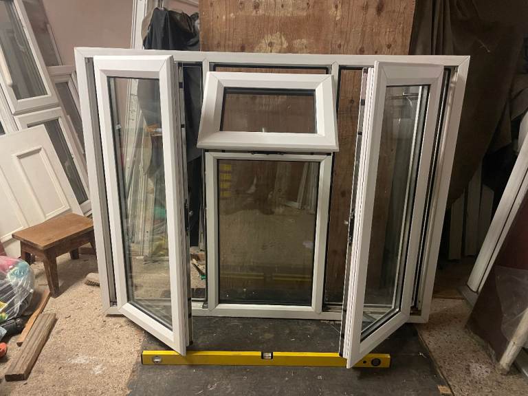 H 118 x W 152 cm - UPVC DOUBLE GLAZED WINDOW - CLEAR GLASS - GOOD CONDITION (REF: LJ188)