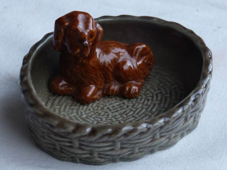 WADE CERAMIC RED SETTER PUPPY IN A BASKET