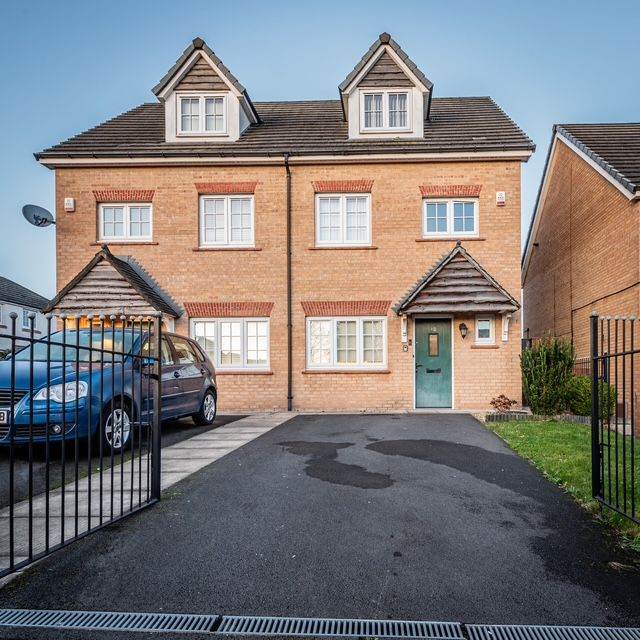 4 bedroom furnished town house with drive to Rent