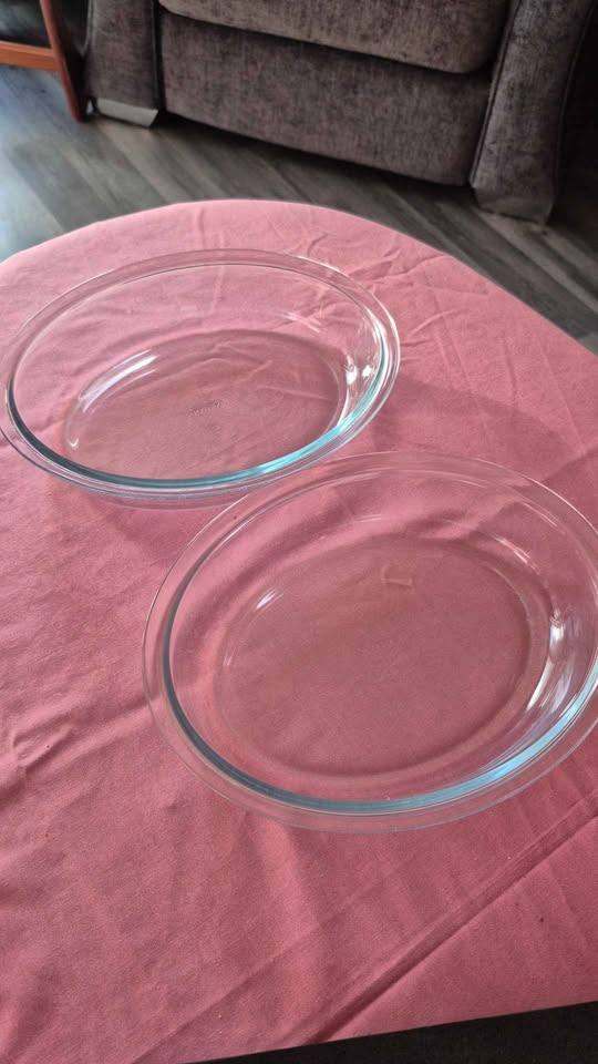 Vintage Pyrex glass pie dishes