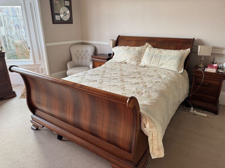 Willis & Gambier Solid Wood King Size Sleigh Bed & Matching Bedroom Suite – Falkirk