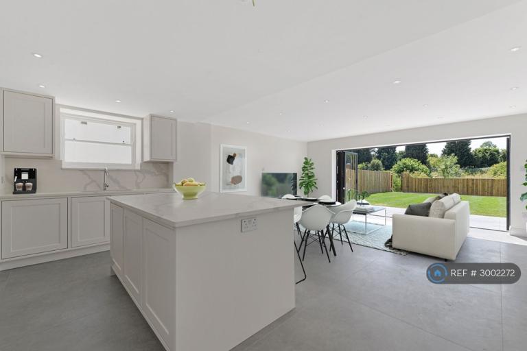 5 bedroom house in London Road, Hildenborough, Tonbridge, TN11 (5 bed) (#3002272)
