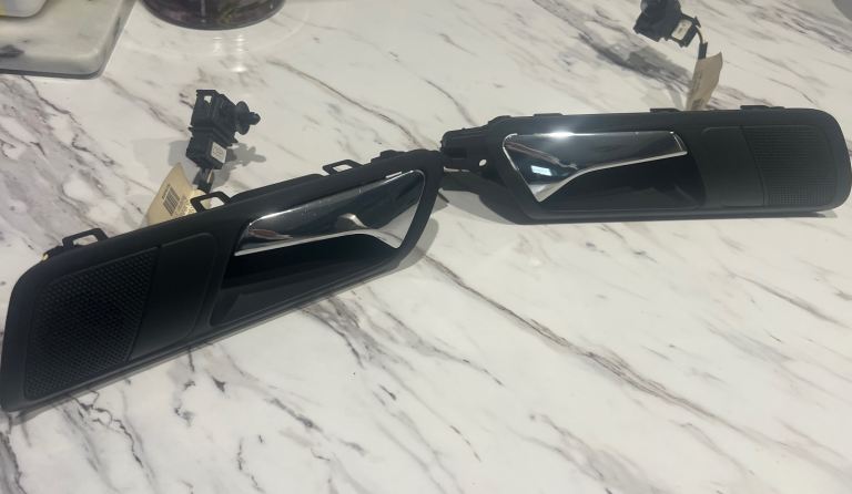 ((GENUINE)) VW PASSAT ESTATE B6 05-10 REAR DOOR HANDLE WITH TWEETER 